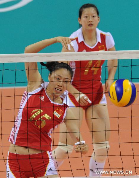 China's Ma Wenwen (Front) competes during the women's volleyball Group A preliminary against Mongolia at the 16th Asian Games held in Guangzhou, capital of south China's Guangdong Province, Nov. 14, 2010. China won by 3-0. (Xinhua/Li Qiuchan) 