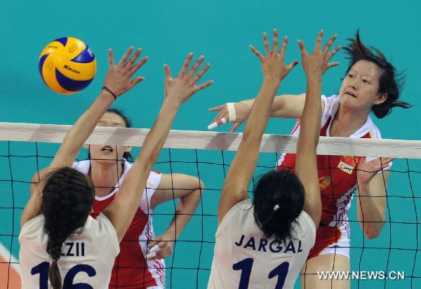 China's Chen Liyi (R) spikes the ball during the women's volleyball Group A preliminary against Mongolia at the 16th Asian Games held in Guangzhou, capital of south China's Guangdong Province, Nov. 14, 2010. China won by 3-0. (Xinhua/Li Qiuchan) 
