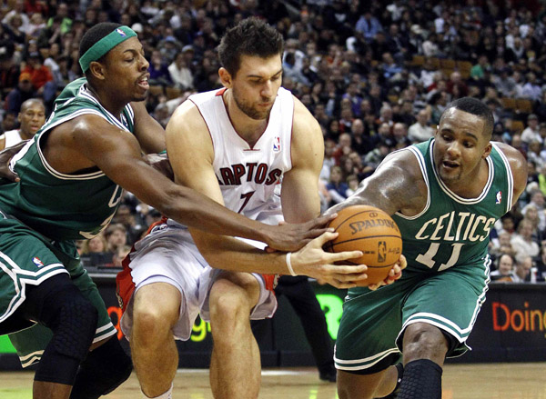 Toronto Raptors forward Andrea Bargnani (C) battles for the ball between Boston Celtics defenders Paul Pierce (L) and Glen Davis (R) during the first half of their NBA basketball game in Toronto November 21, 2010. (Xinhua/Reuters Photo)