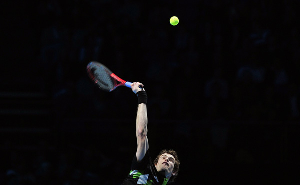 Britain's Andy Murray serves against Sweden's Robin Soderling in their singles match at the ATP World Tour Finals in London November 21, 2010. (Xinhua/Reuters Photo)