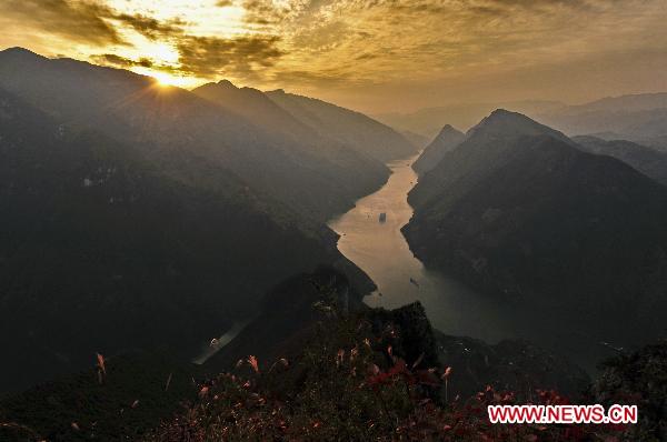 The photo taken on Nov. 20, 2009 shows a scene at sunset in the Wuxia Gorge of the Three Gorges area, central China's Hubei Province. [Xinhua/Zhang Xiaofeng]