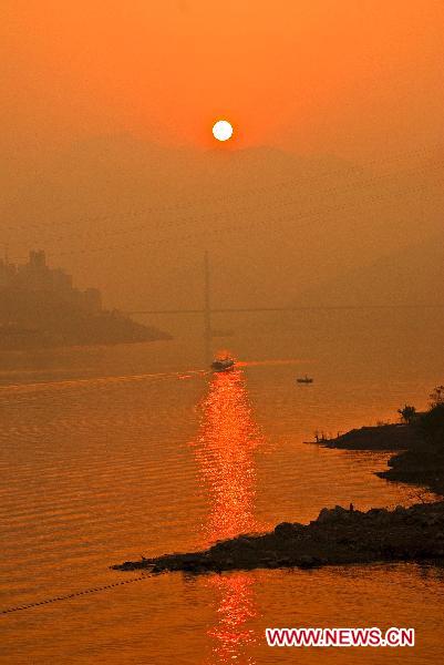 The photo taken on Jan. 30, 2009 shows a scene at sunset in the Three Gorges Reservoir, central China's Hubei Province. [Xinhua/Zhang Xiaofeng]