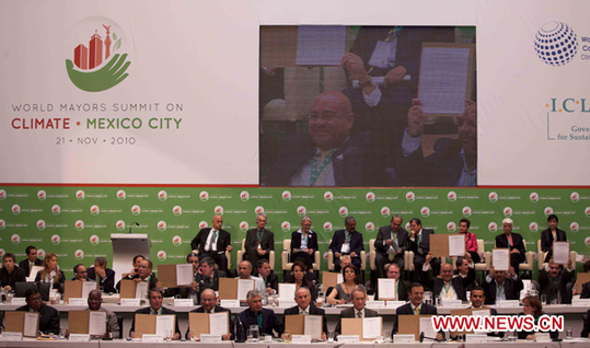 Mayors display the signed agreements during the World Mayors Summit on Climate Change in Mexico City, Mexico, Nov. 21, 2010. [Xinhua] 