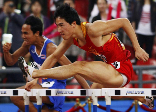 China&apos;s Liu Xiang runs to win his men&apos;s 110m hurdles heat at the 16th Asian Games in Guangzhou, Guangdong province, November 22, 2010. [China Daily/Agencies] 