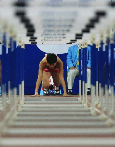  China&apos;s Liu Xiang prepares to run his men&apos;s 110m hurdles heat at the 16th Asian Games in Guangzhou, Guangdong province, November 22, 2010. [China Daily/Agencies] 