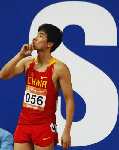China&apos;s Liu Xiang prepares to run his men&apos;s 110m hurdles heat at the 16th Asian Games in Guangzhou, Guangdong province, November 22, 2010. [China Daily/Agencies] 
