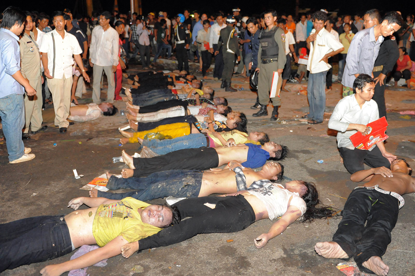 At least 347 people were killed in a stampede on Nov. 23, 2010 night as millions of Cambodians celebrated the annual water festival in the capital Phnom Penh, Cambodian Prime Minister Hun Sen said on state TV early Tuesday. [Xinhua]
