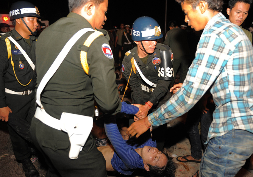 At least 347 people were killed in a stampede on Nov. 23, 2010 night as millions of Cambodians celebrated the annual water festival in the capital Phnom Penh, Cambodian Prime Minister Hun Sen said on state TV early Tuesday. [Xinhua]