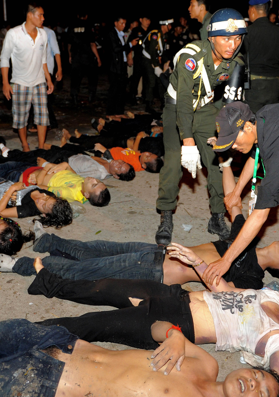 At least 347 people were killed in a stampede on Nov. 23, 2010 night as millions of Cambodians celebrated the annual water festival in the capital Phnom Penh, Cambodian Prime Minister Hun Sen said on state TV early Tuesday. [Xinhua]