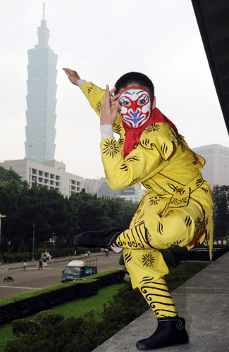 A street performer does a monkey pose at Yixian Park in Taipei, Taiwan, Nov 21, 2010. [Xinhua] 