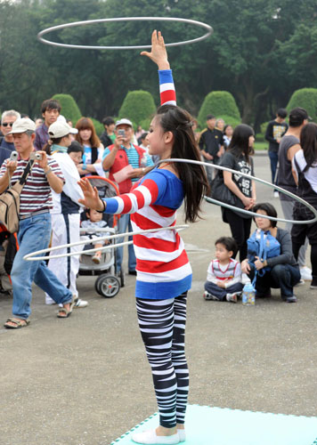 A woman displays her hula hoop skills at Yixian Park in Taipei, Taiwan, Nov 21, 2010. [Xinhua] 