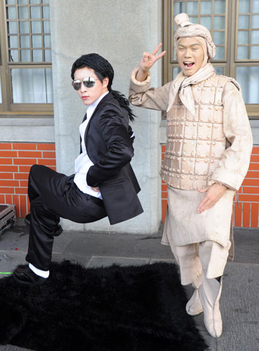 Two street artists stage performance art at Yixian Park in Taipei, Taiwan, Nov 21, 2010. [Xinhua]