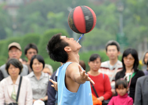 A man demonstrates some fancy basketball moves at Yixian Park in Taipei, Taiwan, Nov 21, 2010. [Xinhua]