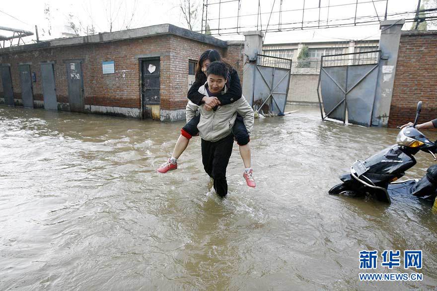 The water supply for the northern part of Zhengzhou City, capital of central China&apos;s Henan Province, was halted Monday after a pipe burst, forcing a water plant to stop operations. It is not immediately known the exact number of residents being hit by the water supply disruption. This is the second such halt in water supply in the city in one month. [Xinhua]