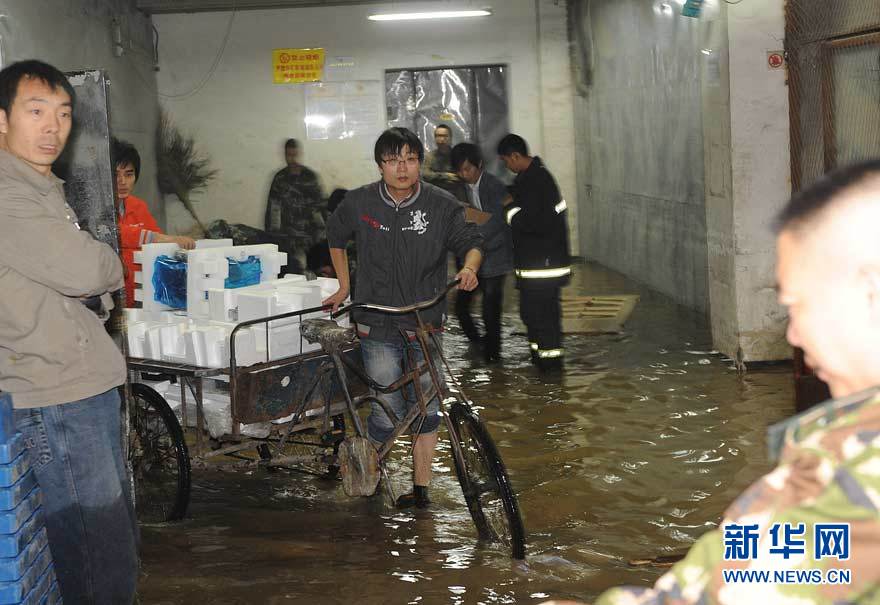 The water supply for the northern part of Zhengzhou City, capital of central China&apos;s Henan Province, was halted Monday after a pipe burst, forcing a water plant to stop operations. It is not immediately known the exact number of residents being hit by the water supply disruption. This is the second such halt in water supply in the city in one month. [Xinhua]
