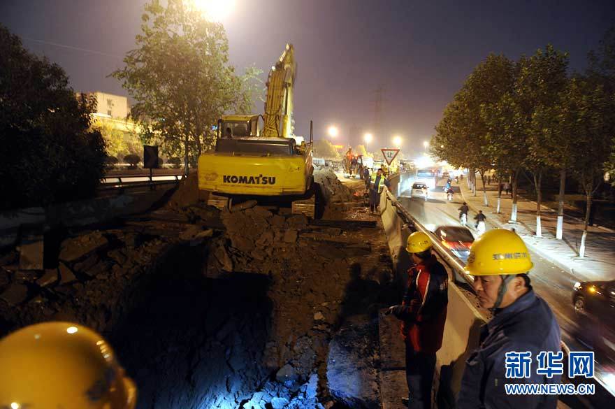 The water supply for the northern part of Zhengzhou City, capital of central China&apos;s Henan Province, was halted Monday after a pipe burst, forcing a water plant to stop operations. It is not immediately known the exact number of residents being hit by the water supply disruption. This is the second such halt in water supply in the city in one month. [Xinhua]