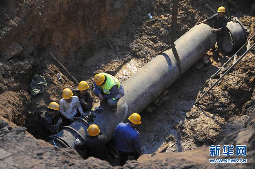 The water supply for the northern part of Zhengzhou City, capital of central China&apos;s Henan Province, was halted Monday after a pipe burst, forcing a water plant to stop operations. It is not immediately known the exact number of residents being hit by the water supply disruption. This is the second such halt in water supply in the city in one month. [Xinhua]