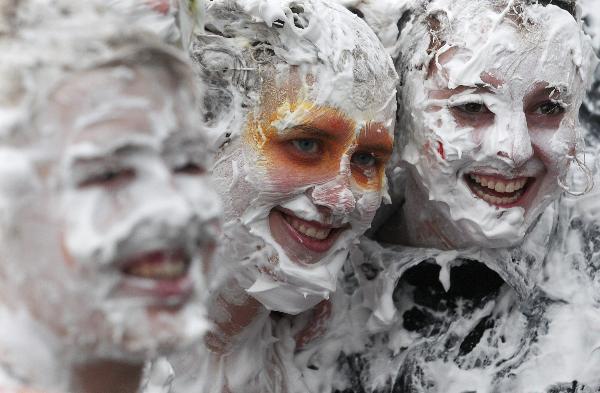 Students from St Andrews University take part in a foam fight as part of the traditional Raisin Monday celebrations in St Andrews, Scotland November 22, 2010. [Xinhua/Reuters]