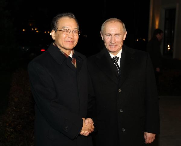 Chinese Premier Wen Jiabao (L) shakes hands with Russian Prime Minister Vladimir Putin before a banquet in St. Petersburg, Russia, Nov. 22, 2010. [Ju Peng/Xinhua]