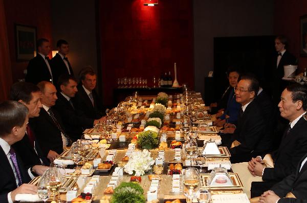 Chinese Premier Wen Jiabao (2nd R, front) attends a banquet at the invitation of Russian Prime Minister Vladimir Putin in St. Petersburg, Russia, Nov. 22, 2010. [Ju Peng/Xinhua]