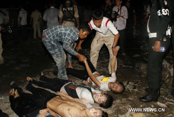 People carry the bodies of the stampede victims in Phnom Penh, Cambodia, Nov. 23, 2010. At least 339 people were killed in a stampede on Monday night as millions of Cambodians celebrated the annual water festival in the capital Phnom Penh, Cambodian Prime Minister Hun Sen said on state TV early Tuesday. The accident took place on a bridge that connects the city with the Diamond Island which has become the center of celebrations. [Xinhua/Phearum]