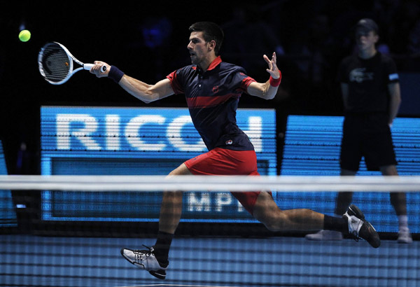 Serbia's Novak Djokovic returns the ball to Czech Republic's Tomas Berdych in their singles match at the ATP World Tour Finals in London November 22, 2010. (Xinhua/Reuters Photo)