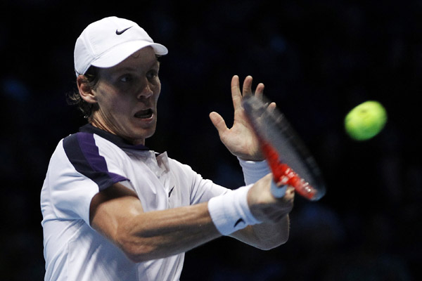 Czech Republic's Tomas Berdych returns the ball to Serbia's Novak Djokovic in their singles match at the ATP World Tour Finals in London November 22, 2010. (Xinhua/Reuters Photo)