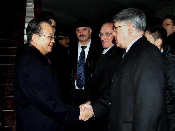 Chinese Premier Wen Jiabao (L) is welcomed by Russian officials as he arrives in St. Petersburg, Russia, Nov. 22, 2010. Wen on Wednesday kicked off his two-day official visit to Russia, where he is expected to exchange views on further deepening and expanding China-Russia ties. [Ju Peng/Xinhua]