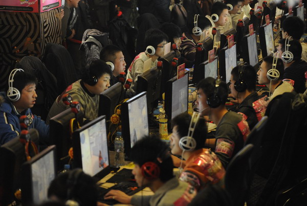 Netizens play video games and surf the Internet at an Internet cafe in Taiyuan, capital of Shanxi province in this file photo. [Photo/China Daily]