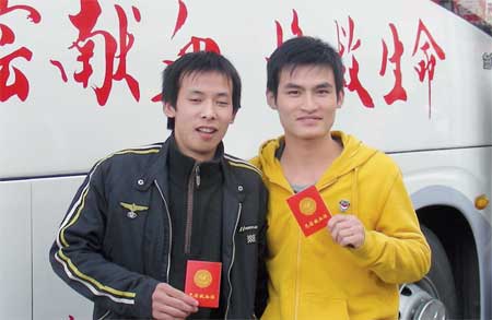 Restaurant waiters He Hu, 19, (left) and Liu Yuan, 20, from Xinyang, a prefecture-level city in Henan Province, donate for the first time. 