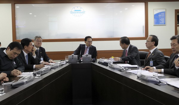 Republic of Korea (ROK) President Lee Myung-bak (C) listens to Defence Minister Kim Tae-young (3rd R) during the urgent security conference at the presidential Blue House in Seoul Nov 23, 2010. Lee, who has pursued a hard line with the DPRK since taking office nearly three years ago, said a response had to be firm following the attack on Yeonpyeong island, just 120 km (75 miles) west of the capital Seoul.[China Daily/Agencie]