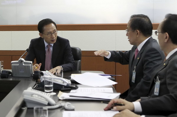 ROK President Lee Myung-bak (L) listens to Defence Minister Kim Tae-young (2nd R) during the urgent security conference at the presidential Blue House in Seoul Nov 23, 2010. [China Daily/Agencie]