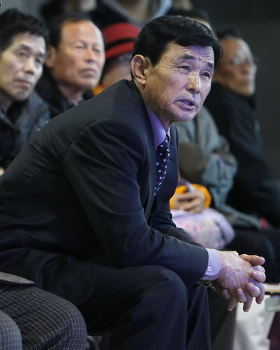 Residents in the ROK watch the news on television showing smoke rising from Yeonpyeong Island after it was hit by dozens of artillery shells fired by the DPRK, at Seoul railway station Nov 23, 2010.[China Daily/Agencie]