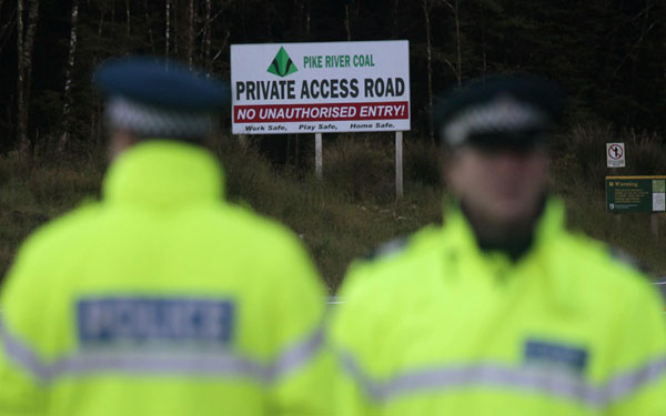 New Zealand policemen man a road block on the road leading to the Pike River coal mine Nov 23, 2010. Efforts to rescue 29 men trapped in a New Zealand coal mine suffered yet another setback on Tuesday after a robot sent into the main shaft broke down, adding to agonising delays as hopes for survivors faded. [China Daily/Agencies]