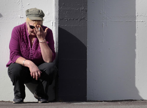 A family member of a miner trapped underground in the Pike River coal mine sits outside a progress briefing by mine authorities and police in Greymouth on New Zealand&apos;s west coast Nov 23, 2010. [China Daily/Agencies]