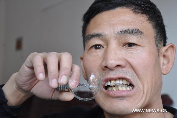 Man's stunt light bulbs - China.org.cn