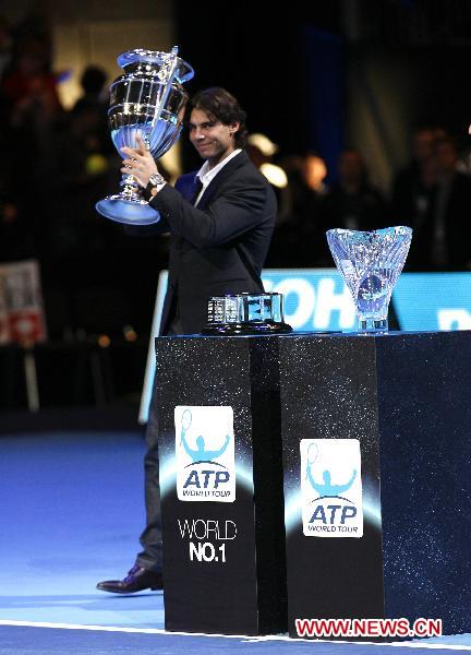 Rafael Nadal of Spain poses with the 2010 World Tour No. 1 trophy on the third day of 2010&apos;s ATP World Tour Finals in London, Britain, Nov. 23, 2010. [Xinhua]