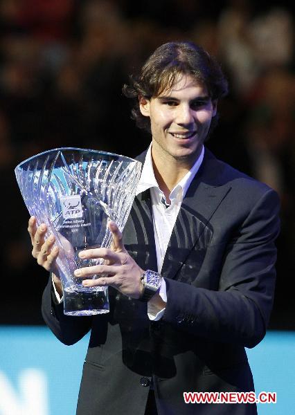 Rafael Nadal of Spain poses with the Stefan Edberg Sportsmanship trophy on the third day of 2010&apos;s ATP World Tour Finals in London, Britain, Nov. 23, 2010. [Xinhua]