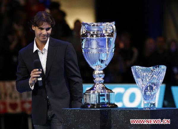 Rafael Nadal of Spain poses with the Stefan Edberg Sportsmanship trophy on the third day of 2010&apos;s ATP World Tour Finals in London, Britain, Nov. 23, 2010. [Xinhua]