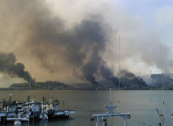 Smoke rises from South Korean Yeonpyeong Island after being hit by dozens of artillery shells fired by the Democratic People's Republic of Korea (DPRK) on November 23, 2010. [Xinhua]