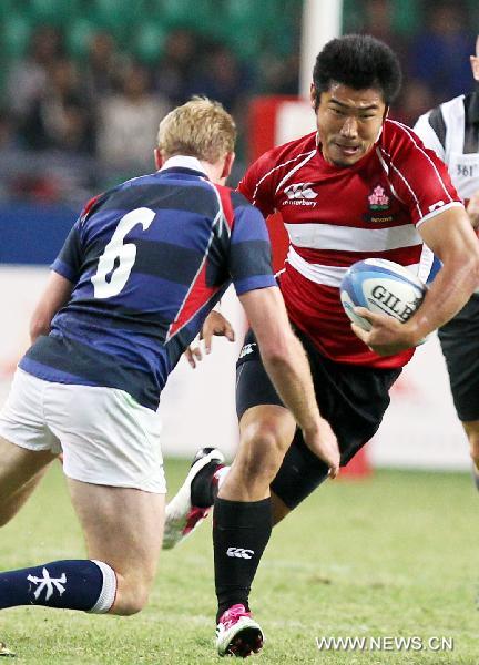 A Japan's player (R) vies with a player from Hong Kong of China during the men's final of Rugby at the 16th Asian Games in Guangzhou, south China's Guangdong Province, Nov. 23, 2010. Japan won 29-21 and got the gold medal. (Xinhua/Fan Jun) 