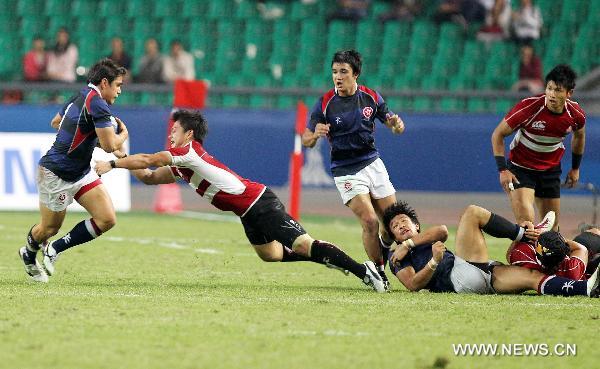 Japan's players (Red) vies with players from Hong Kong of China during the men's final of Rugby at the 16th Asian Games in Guangzhou, south China's Guangdong Province, Nov. 23, 2010. Japan won 29-21 and got the gold medal. (Xinhua/Fan Jun) 