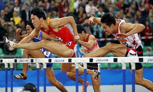 China's Liu Xiang runs to win his men's 110m hurdles heat at the 16th Asian Games in Guangzhou, Guangdong province, November 22, 2010. [China Daily/Agencies] 