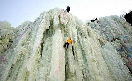 Climb the ice cliff - China.org.cn