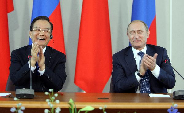 Chinese Premier Wen Jiabao (L) and his Russian counterpart Vladimir Putin attend a news conference after the 15th regular meeting between the Chinese and Russian prime ministers, in St. Petersburg, Russia, Nov. 23, 2010. [Xinhua]
