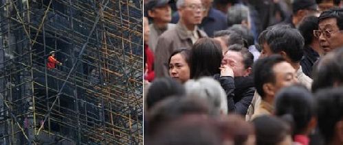 Mourners visit the scene of the fire on Wednesday.[China Daily]    