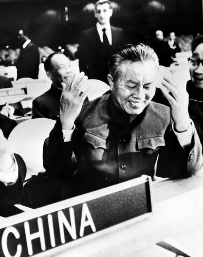 Huang Hua, as China&apos;s representative to the United Nations, applauds during the 26th UN General Assembly on Oct 25, 1971, when it passed Resolution 2758 to restore the lawful rights of the People&apos;s Republic of China at the world body. [Xinhua] 