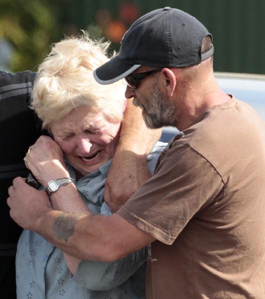 Family members of miners trapped underground in the Pike River coal mine react after learning of a second explosion in the mine at a briefing by mine authorities and police in Greymouth on New Zealand&apos;s west coast November 24, 2010. [Xinhua/Reuters]