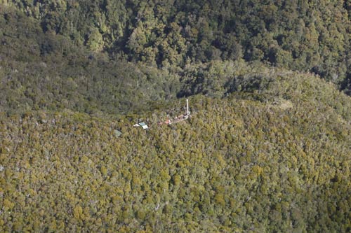 An aerial view of a drilling rig is seen at the Pike River Coal Mine where 29 workers are trapped inside after an explosion last week November 23, 2010. Attempts to rescue 29 men trapped in a New Zealand coal mine suffered a new setback on Tuesday after a robot sent into the main shaft broke down, as hopes faded that any of the miners have survived. [China Daily/Agencies]