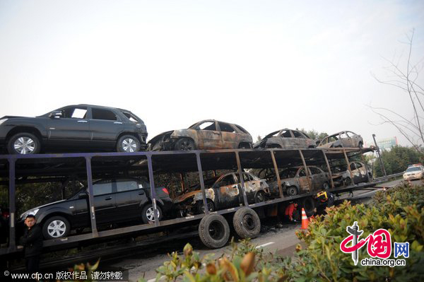 A truck loaded with 20 new cars caught fire at about 9:58 pm while en route to Chongqing. The fire ignited all 20 cars and led to explosions of the cars&apos; tires. The accident blocked traffic on the Yichang-Chongqing highway, but no one was killed.Losses were estimated at nearly 3 million yuan. Authorities are investigating the cause of the fire. [CFP]